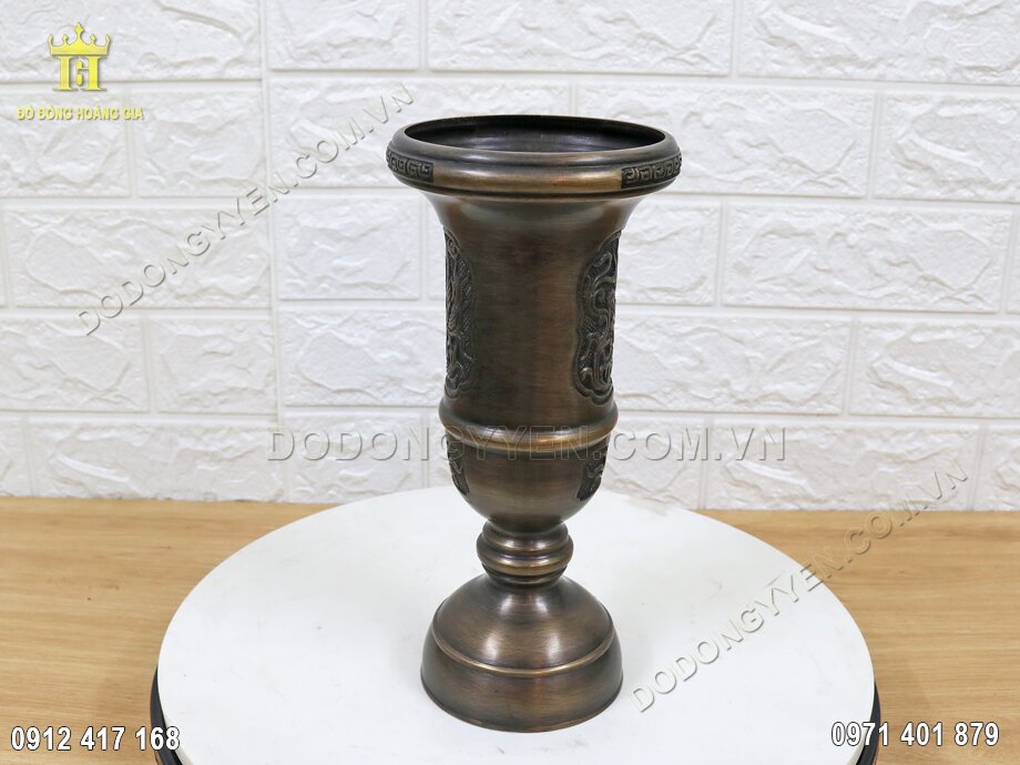 Ống cắm hương có màu sắc nâu cổ kính mang đến không gian thờ cúng linh thiêng